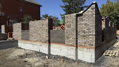 Построенный двухэтажный кирпичный дом из кирпича ручной формовки  в Ростове-на-Дону