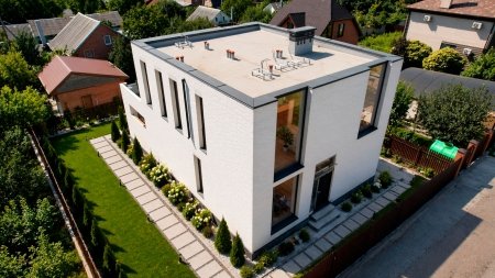 Современный дом из кирпича, бетона и металла — построенный проект на ул. Медовая