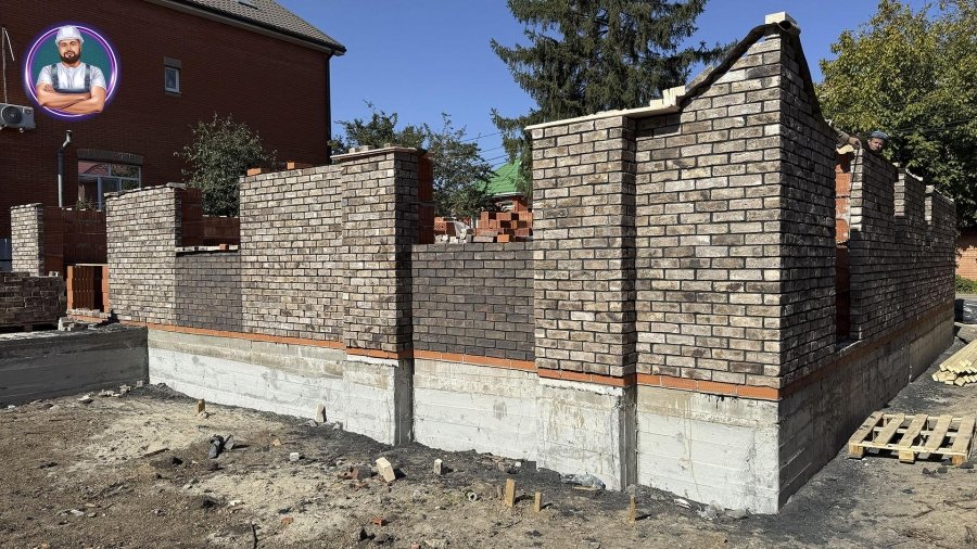 Построенный двухэтажный кирпичный дом из кирпича ручной формовки в Ростове-на-Дону